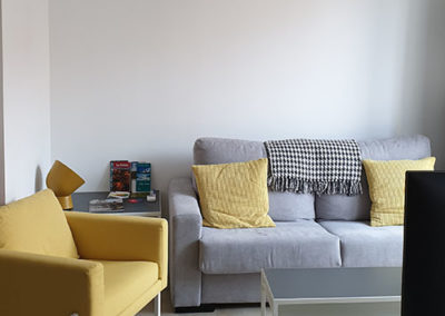 sofa-gris-amarillo
